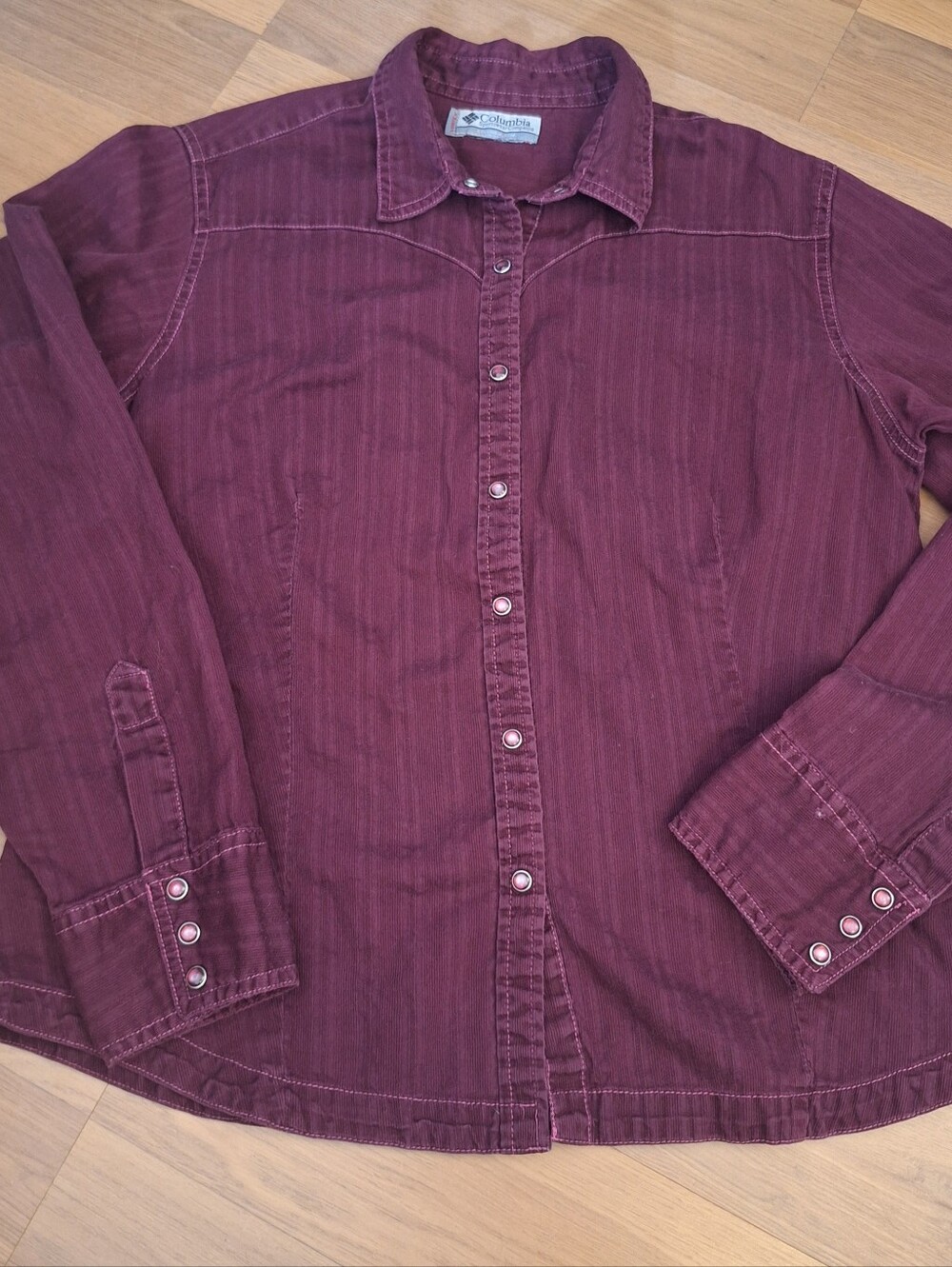 Women's Columbia Button Down Western Shirt, Fitted, Pearlized Snap Buttons, Plum